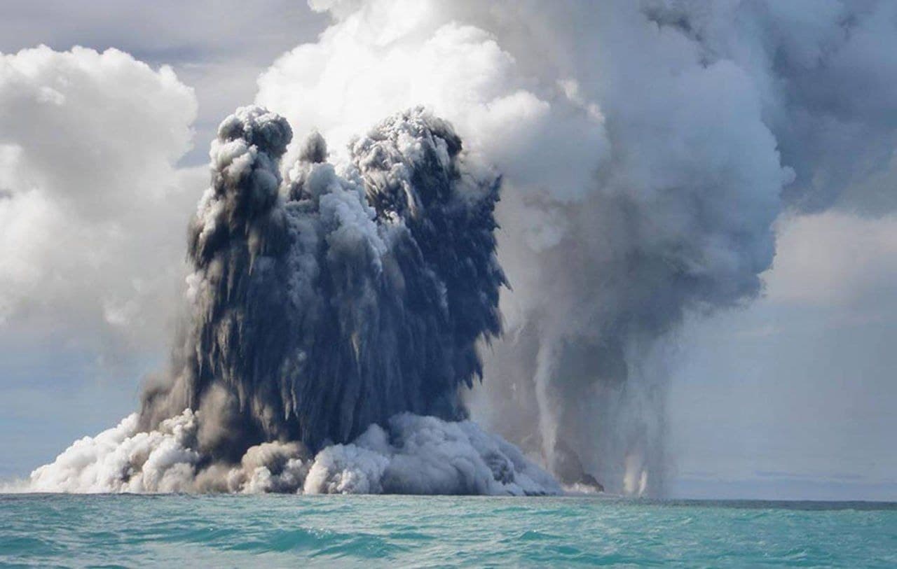 Тонгада отилган вулқоннинг космосдан олинган тасвири кўрсатилди — фото