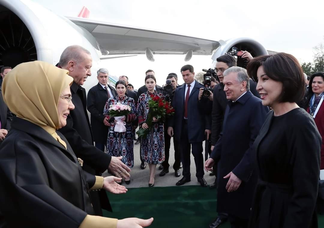 Туркия президенти ва унинг рафиқаси Ўзбекистонга келди — фото