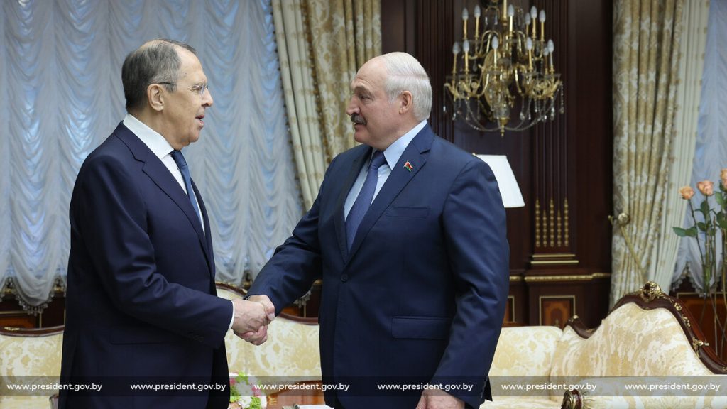 Лукашенко Россияни ядро қуролидан фойдаланишга тайёр бўлишга чақирди