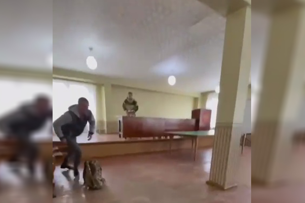 Россияда 25 ёшли йигит «военкомат»да отишма уюштирди — видео