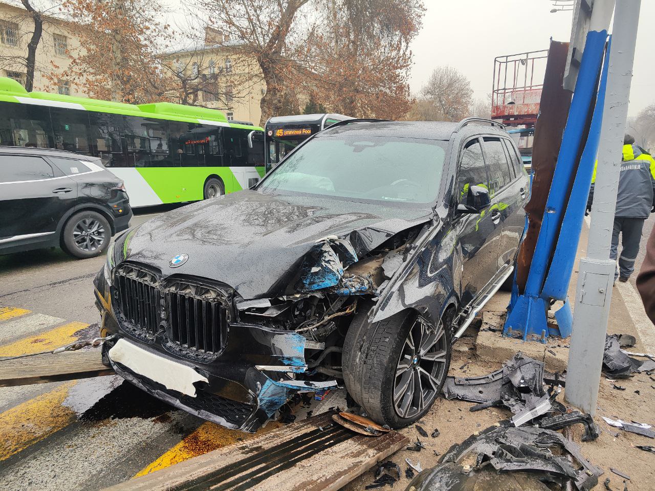 Тошкентда BMW X7 автомобили ёриткич устунига бориб урилди – видео