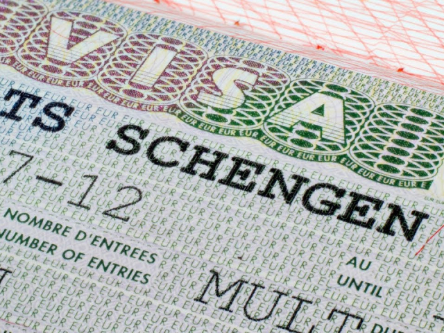 Европа комиссияси Шенген визаси учун тўловни оширишни таклиф қилди