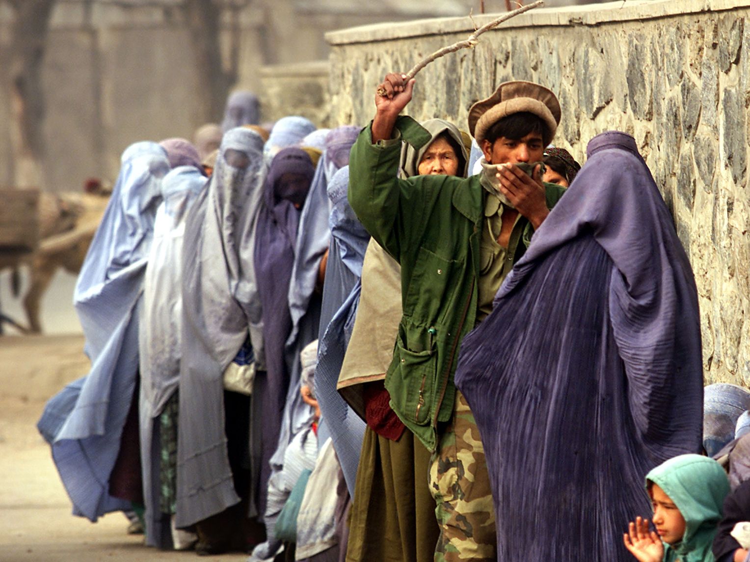 Бедные мусульмане. Талибан женщина в Афганистане. Афганистан 1995 паранджа. Афганистанские девушки до Восстания талибов. Афганистан Кабул женщины.