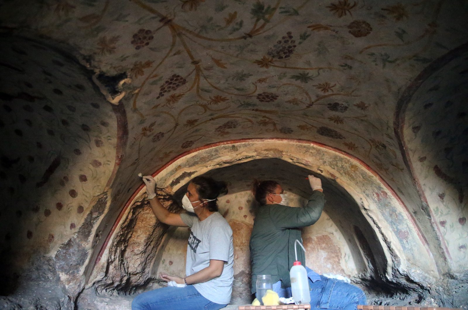 Туркияда археологлар қояга ўйилган 400 та қабрни топди — фото